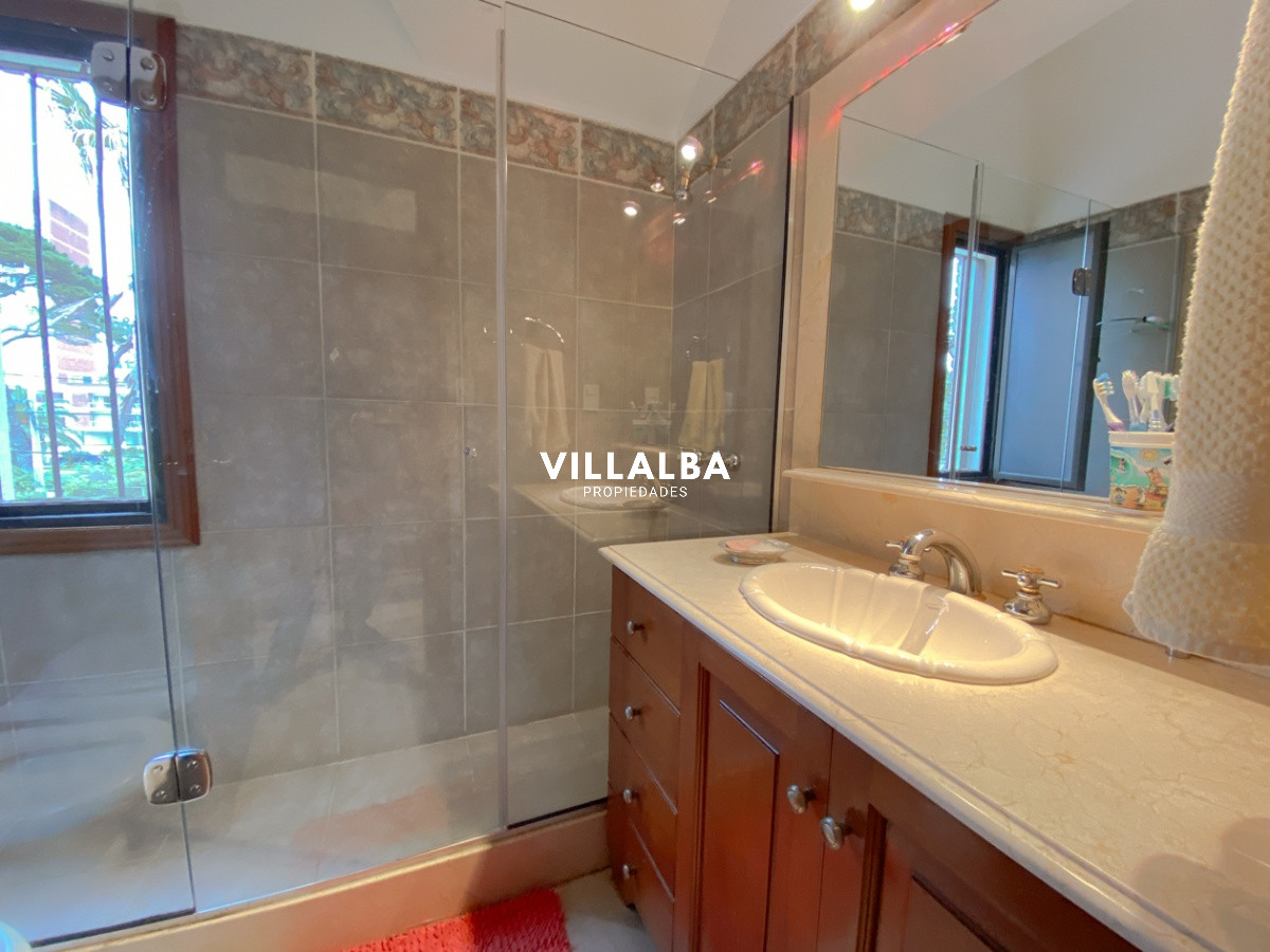 Apartamento ID.572 - Casa en venta Playa Mansa 7 dormitorios o mas