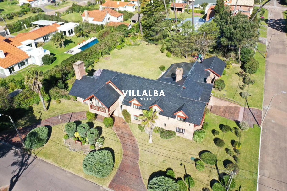 Casa ID.572 - Casa en venta Playa Mansa 7 dormitorios o mas