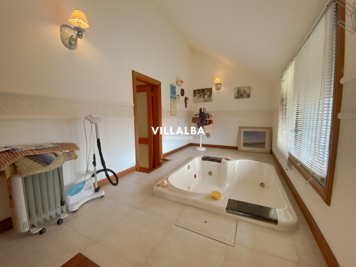 Apartamento ID.572 - Casa en venta Playa Mansa 7 dormitorios o mas