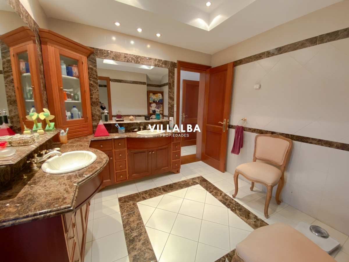 Apartamento ID.572 - Casa en venta Playa Mansa 7 dormitorios o mas