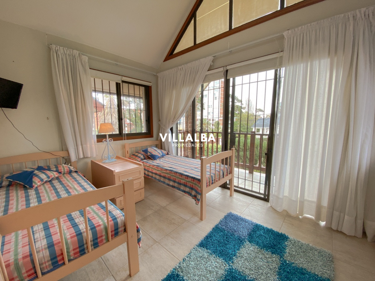 Apartamento ID.572 - Casa en venta Playa Mansa 7 dormitorios o mas