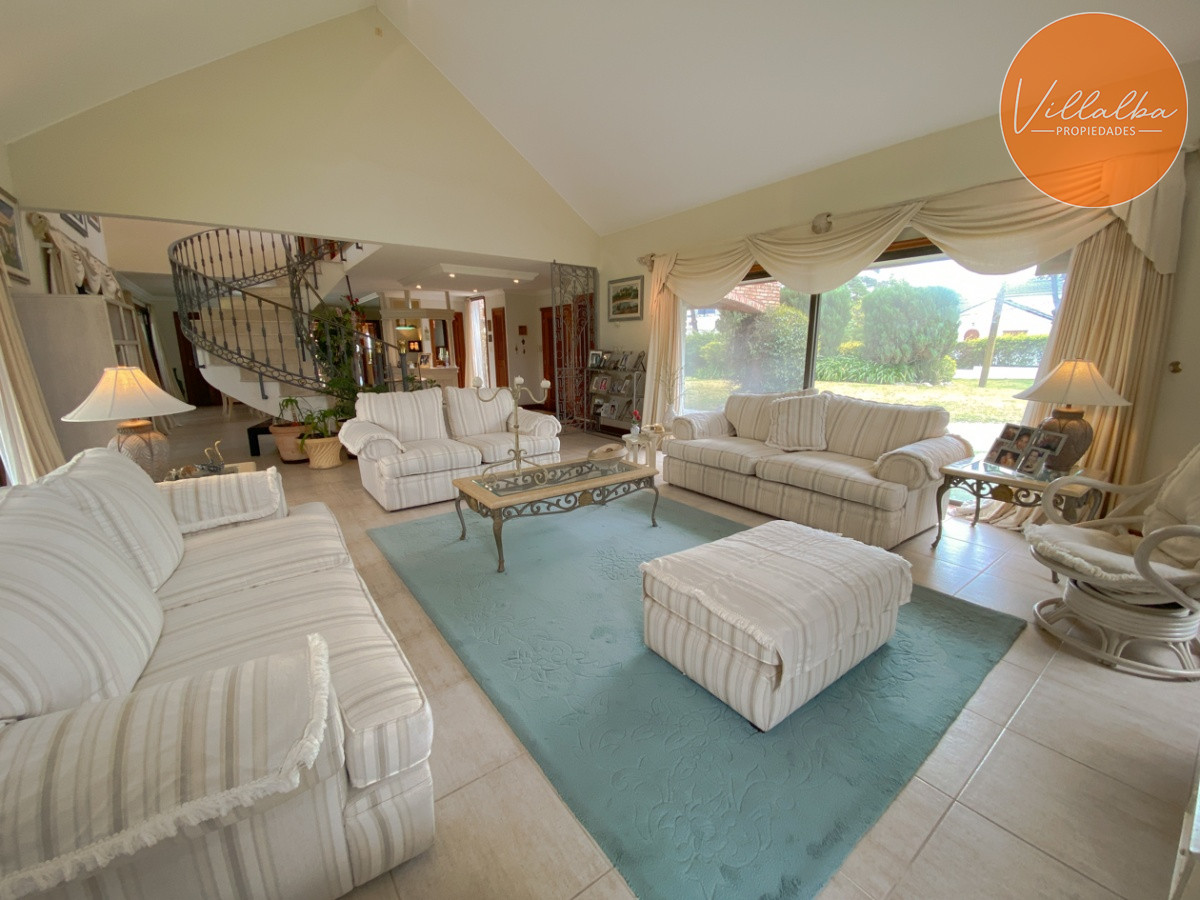 Apartamento ID.572 - Casa en venta Playa Mansa 7 dormitorios o mas