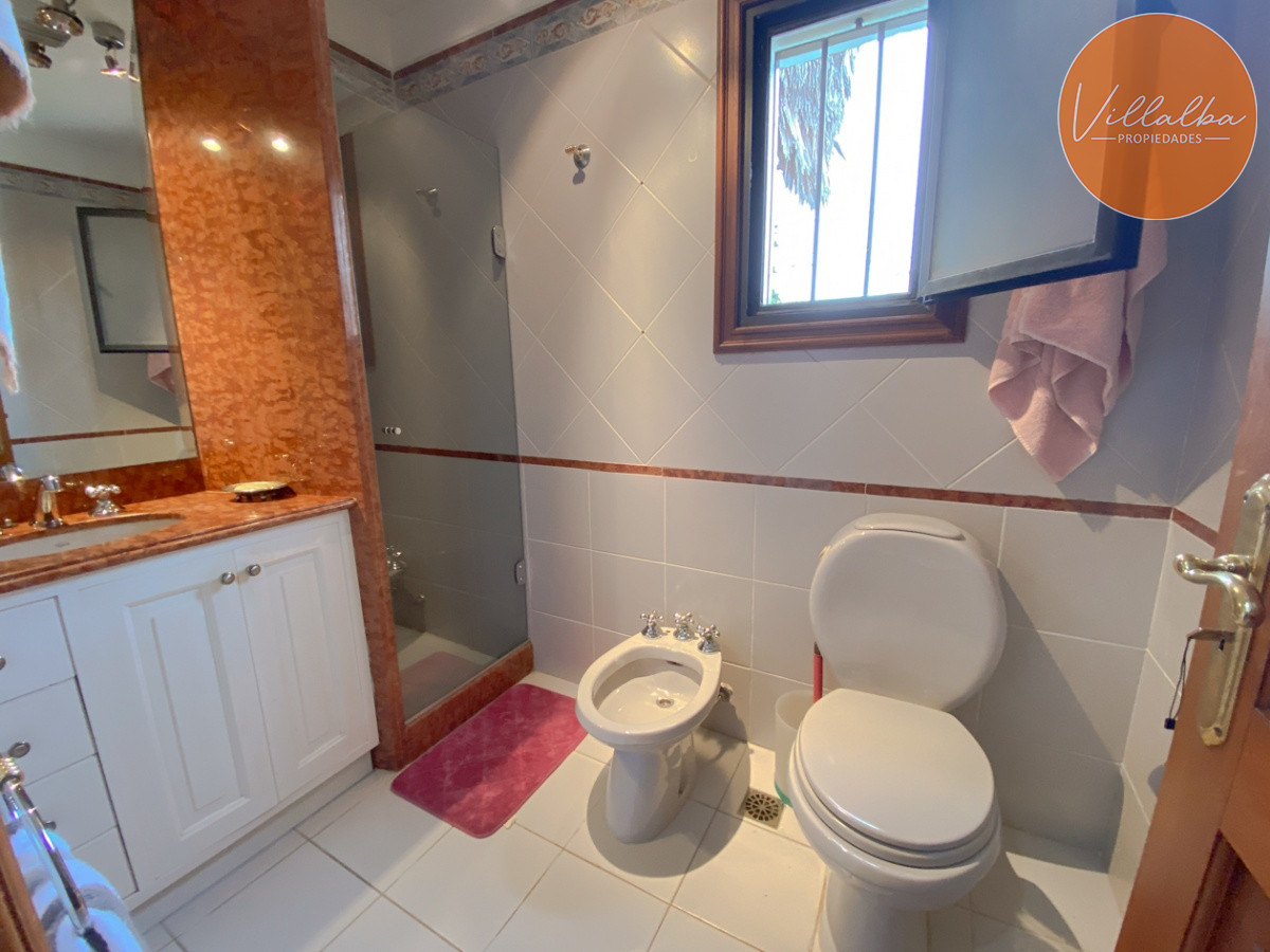 Apartamento ID.572 - Casa en venta Playa Mansa 7 dormitorios o mas