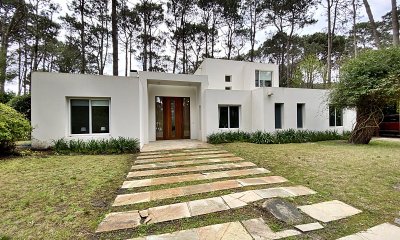 Casa en barrio privado en Punta del Este. Laguna Blanca