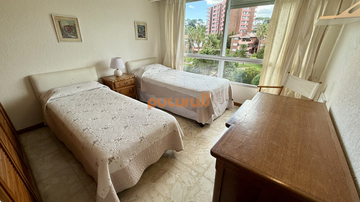 Apartamento ID.2696 - Apartamento en venta frente al mar en Punta del Este