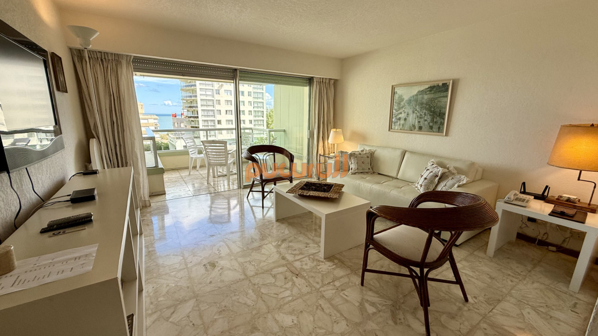 Apartamento ID.2696 - Apartamento en venta frente al mar en Punta del Este