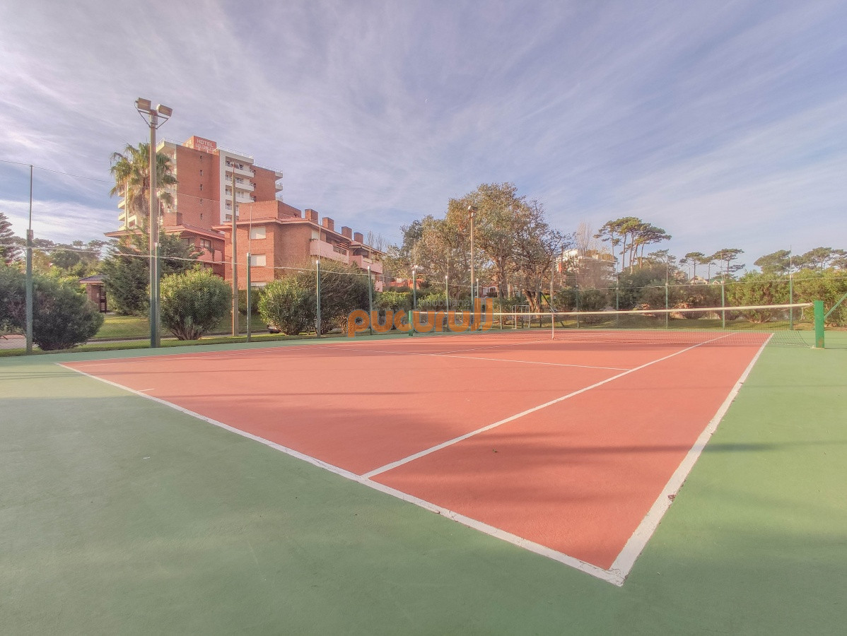 Apartamento ID.2696 - Apartamento en venta frente al mar en Punta del Este