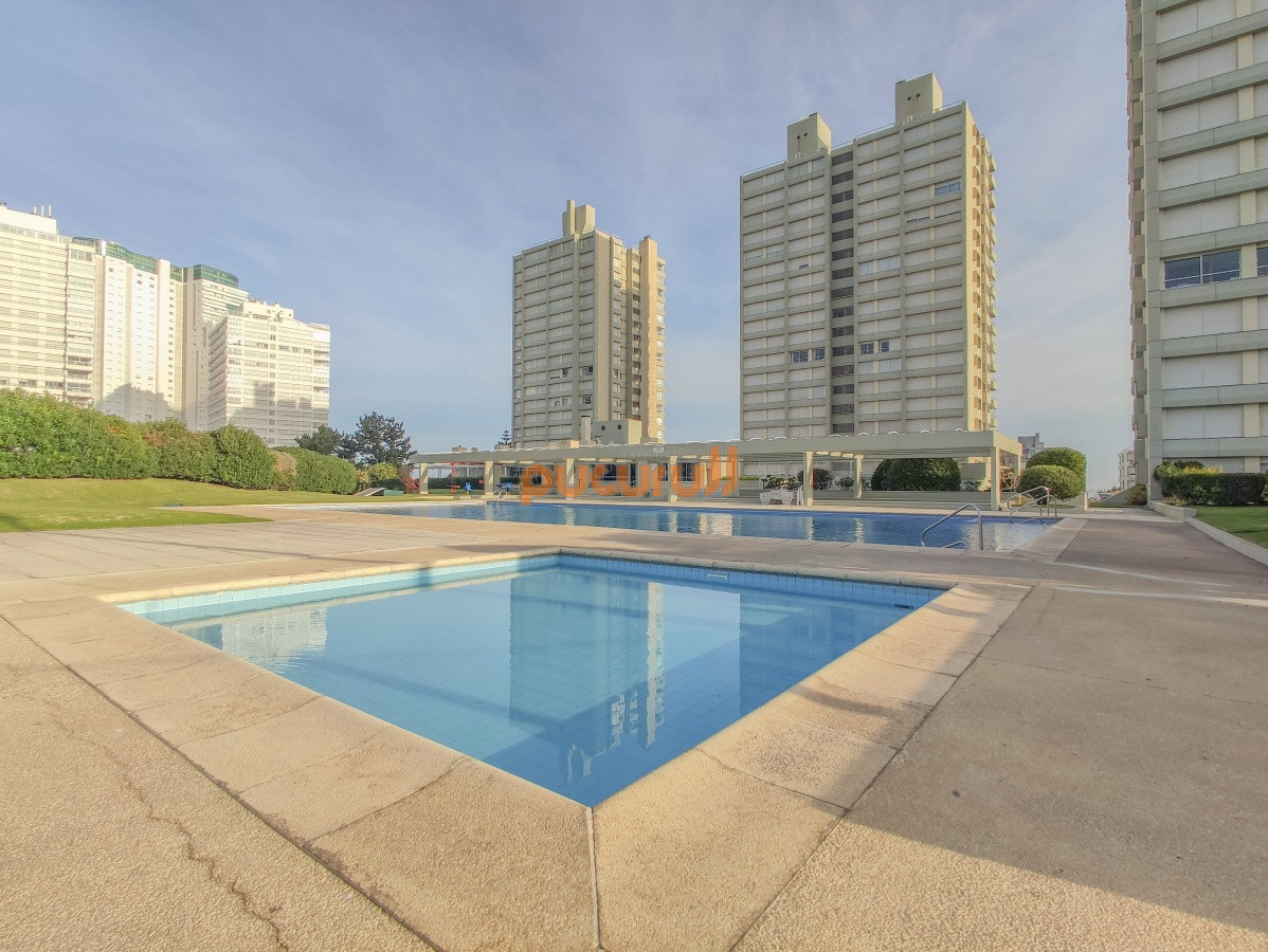 Apartamento ID.2696 - Apartamento en venta frente al mar en Punta del Este