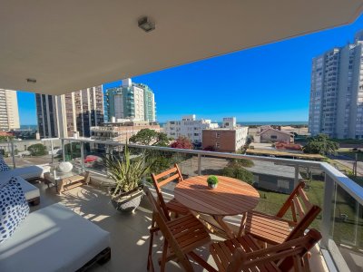 Apartamento de 2 dormitorios en venta Punta del Este