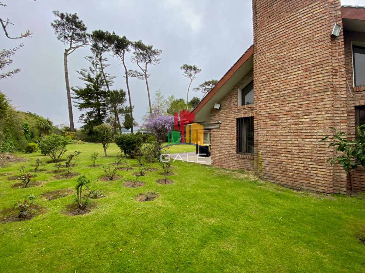 Casa ID.814 - Casa en venta Playa Mansa 7 dormitorios o mas