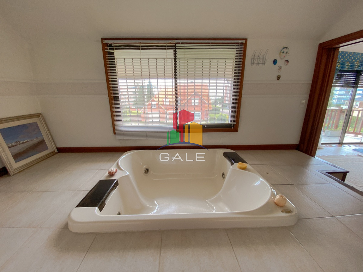 Casa ID.814 - Casa en venta Playa Mansa 7 dormitorios o mas