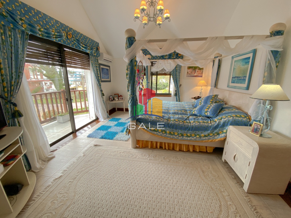 Casa ID.814 - Casa en venta Playa Mansa 7 dormitorios o mas