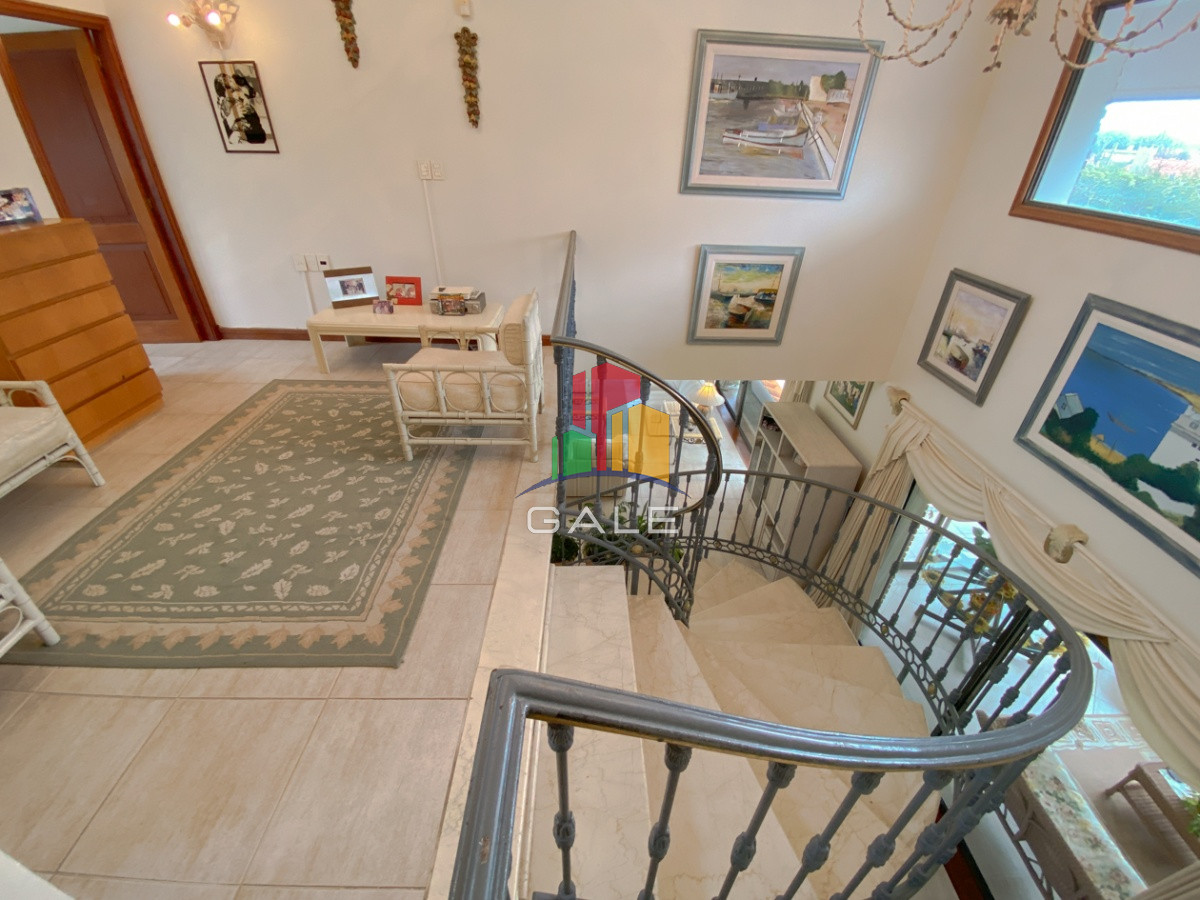 Casa ID.814 - Casa en venta Playa Mansa 7 dormitorios o mas