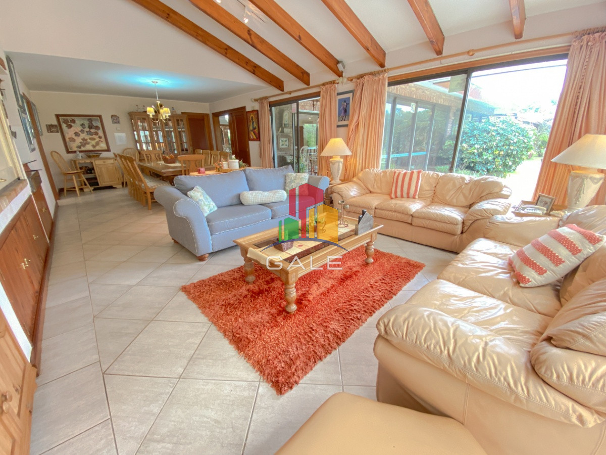 Casa ID.814 - Casa en venta Playa Mansa 7 dormitorios o mas