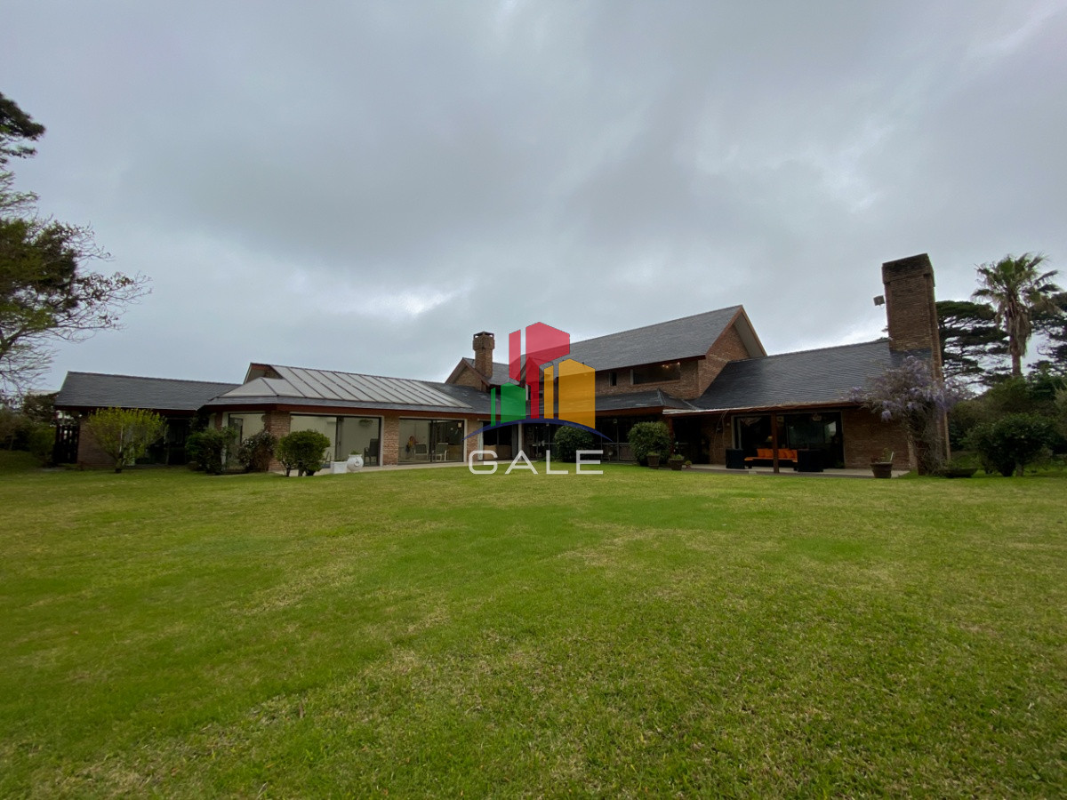 Casa ID.814 - Casa en venta Playa Mansa 7 dormitorios o mas