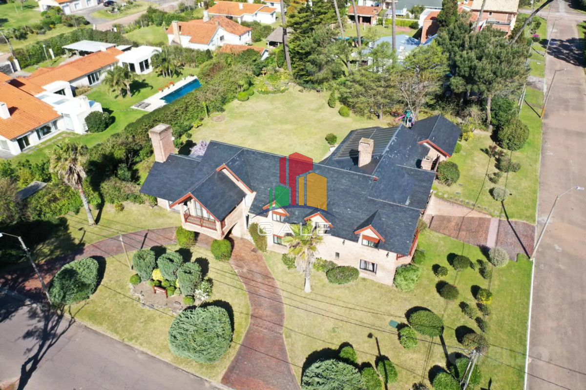 Casa ID.814 - Casa en venta Playa Mansa 7 dormitorios o mas
