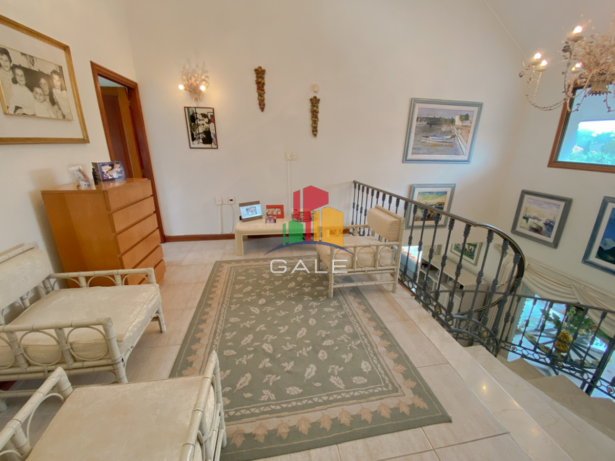 Casa ID.814 - Casa en venta Playa Mansa 7 dormitorios o mas