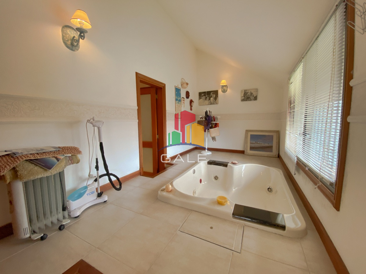 Casa ID.814 - Casa en venta Playa Mansa 7 dormitorios o mas