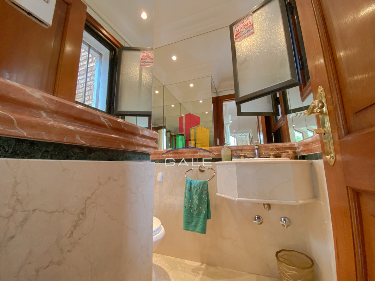 Casa ID.814 - Casa en venta Playa Mansa 7 dormitorios o mas