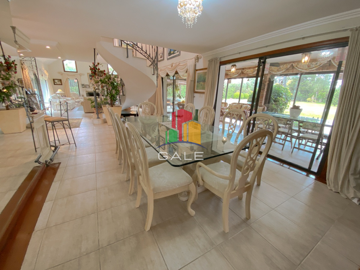 Casa ID.814 - Casa en venta Playa Mansa 7 dormitorios o mas