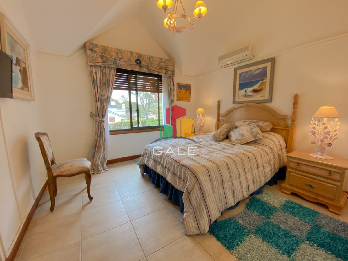Casa ID.814 - Casa en venta Playa Mansa 7 dormitorios o mas