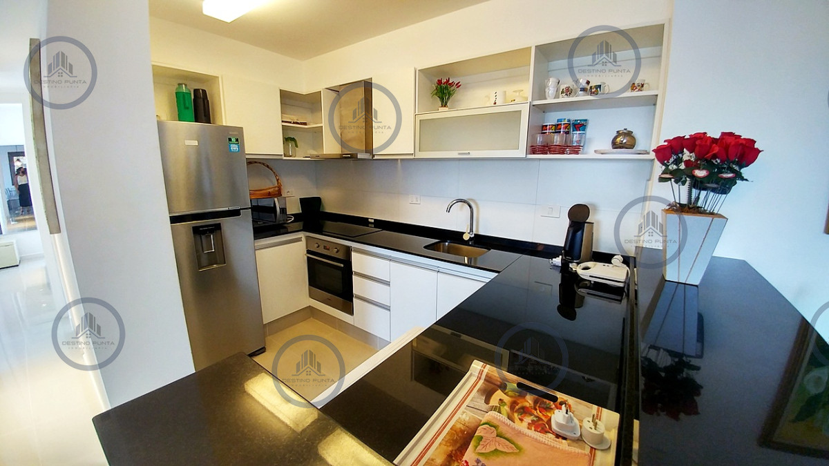 Apartamento ID.854 - Apartamento de 2 Dormitorios a pasos del mar, Playa Brava, Punta del Este - Venta