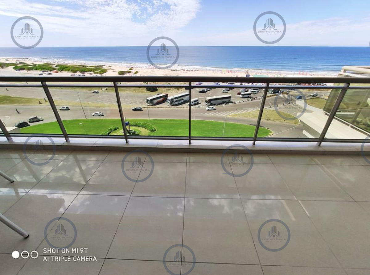 Alquiler temporal de apartamento de tres dormitorios en Torre Imperiale Playa Brava, Punta del Este — fotografía 1