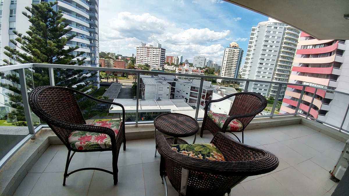 Apartamento de 2 Dormitorios a pasos del mar, Playa Brava, Punta del Este - Venta