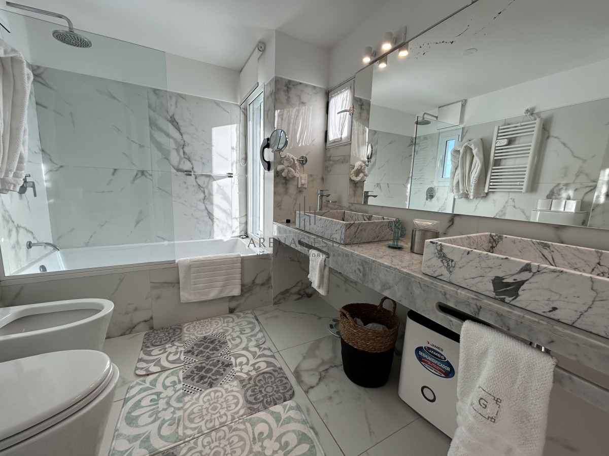 Apartamento ID.2156 - Apartamento pent house en venta de 3 dormitorios en Punta del Este 
