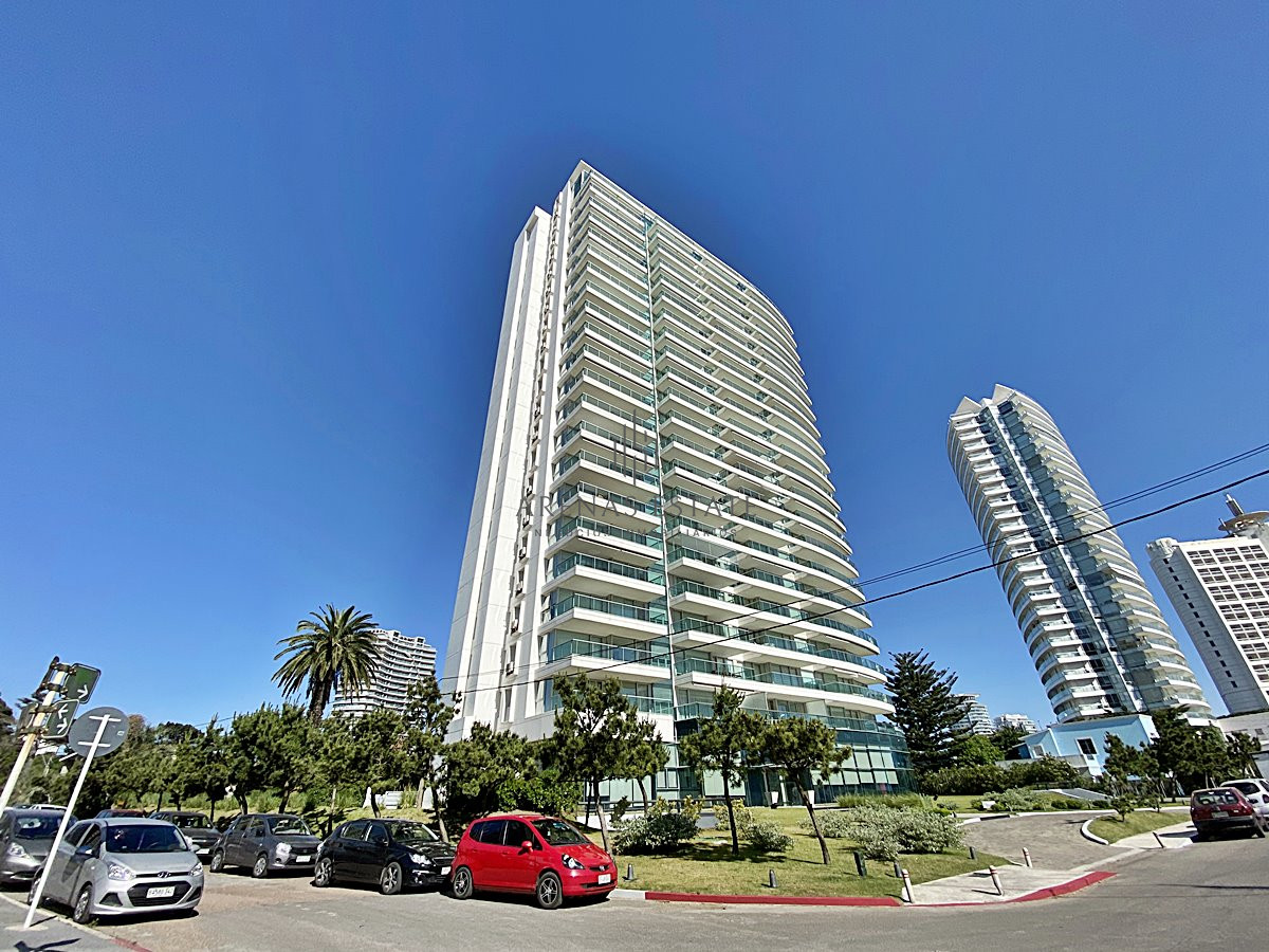 Apartamento ID.2151 - Hermoso apartamento de 3 dormitorios a pasos de Playa Mansa! 