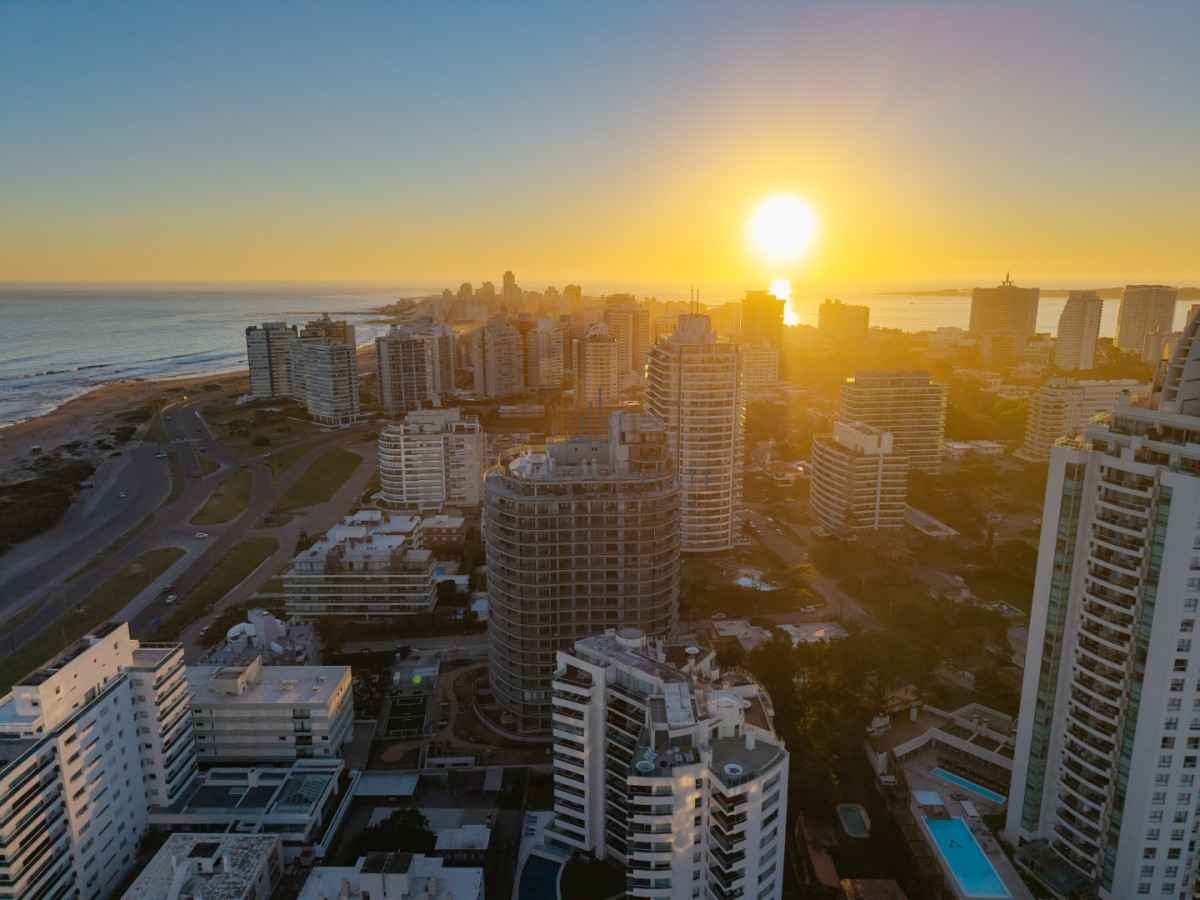 Apartamento ID.4448 - Apartamento de 2 dormitorios en venta, Playa Brava, Punta del Este