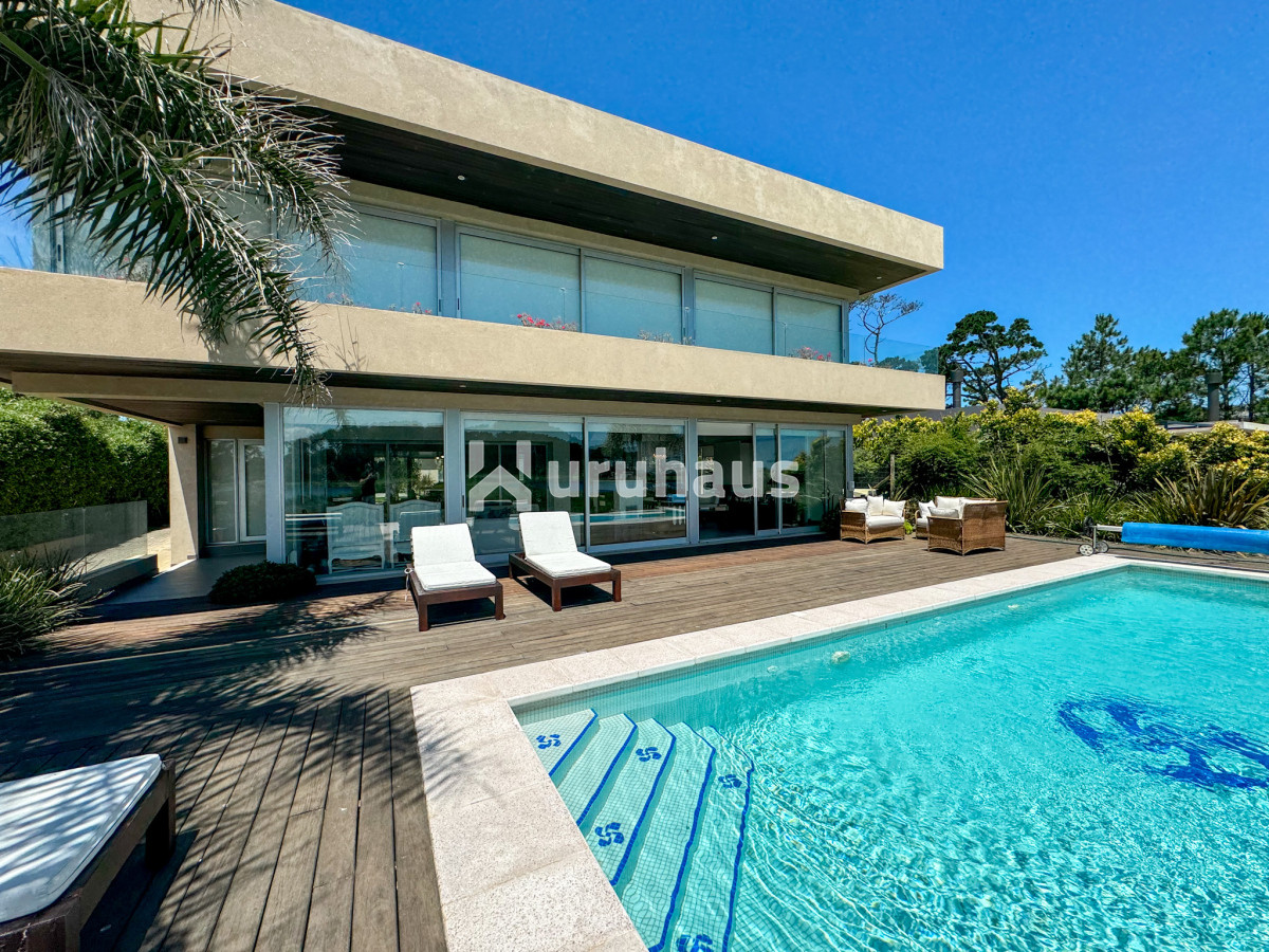Casa en venta con 4 dormitorios frente a Laguna del Diario, Punta del Este, Maldonado - GoPunta - Portal Inmobiliario de Punta del Este - Maldonado