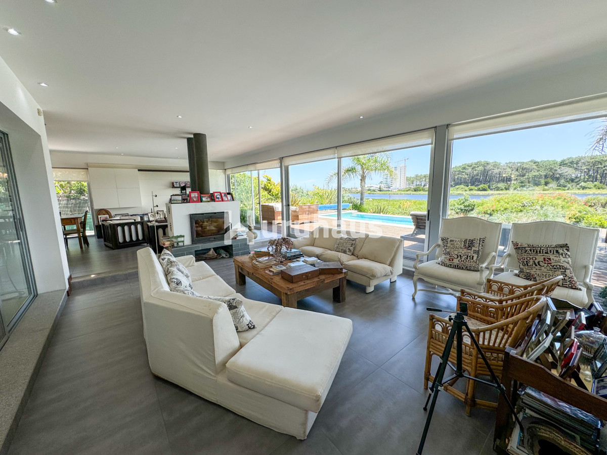 Casa en venta con 4 dormitorios frente a Laguna del Diario, Punta del Este, Maldonado - GoPunta - Portal Inmobiliario de Punta del Este - Maldonado