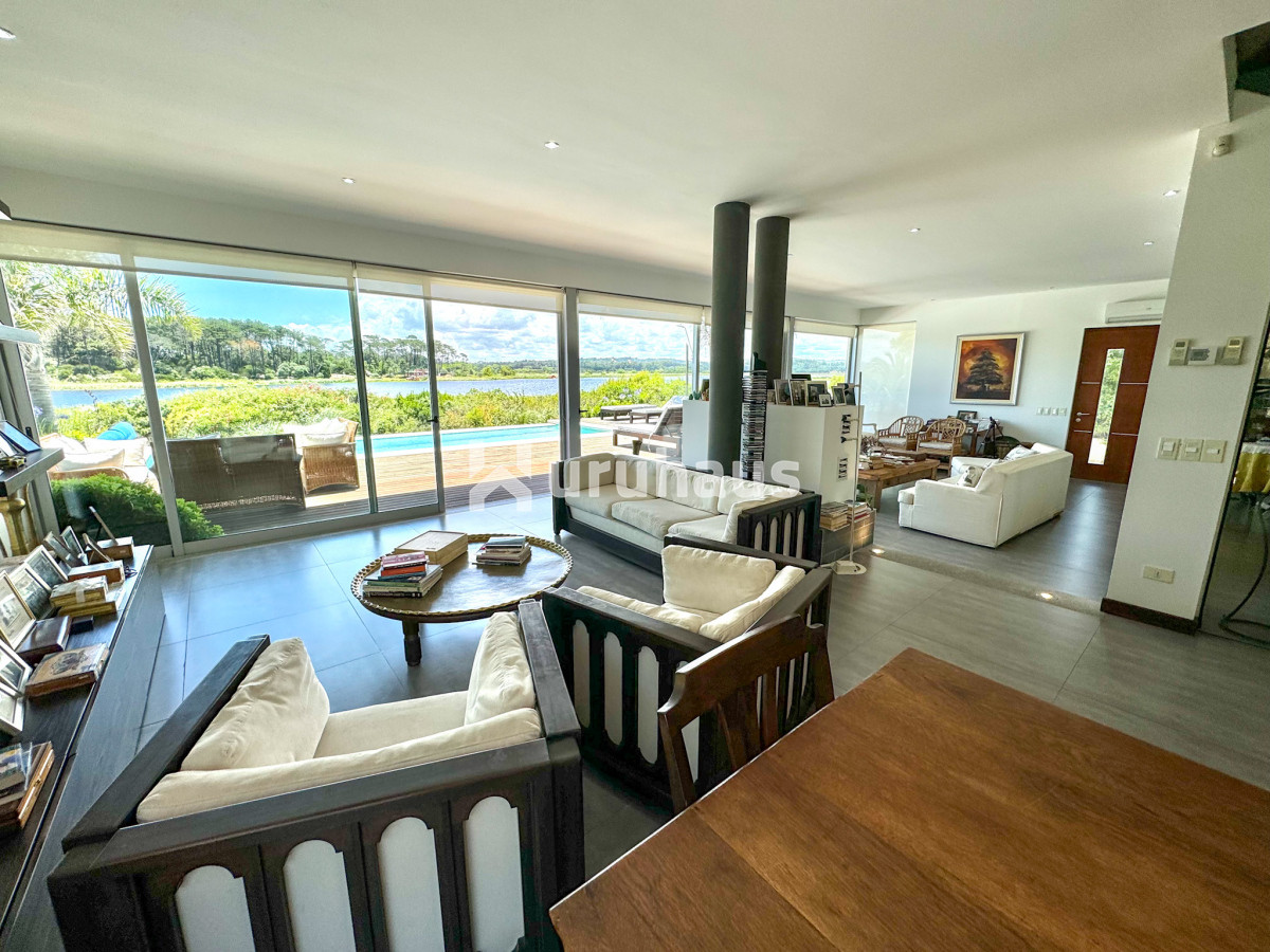 Casa en venta con 4 dormitorios frente a Laguna del Diario, Punta del Este, Maldonado - GoPunta - Portal Inmobiliario de Punta del Este - Maldonado