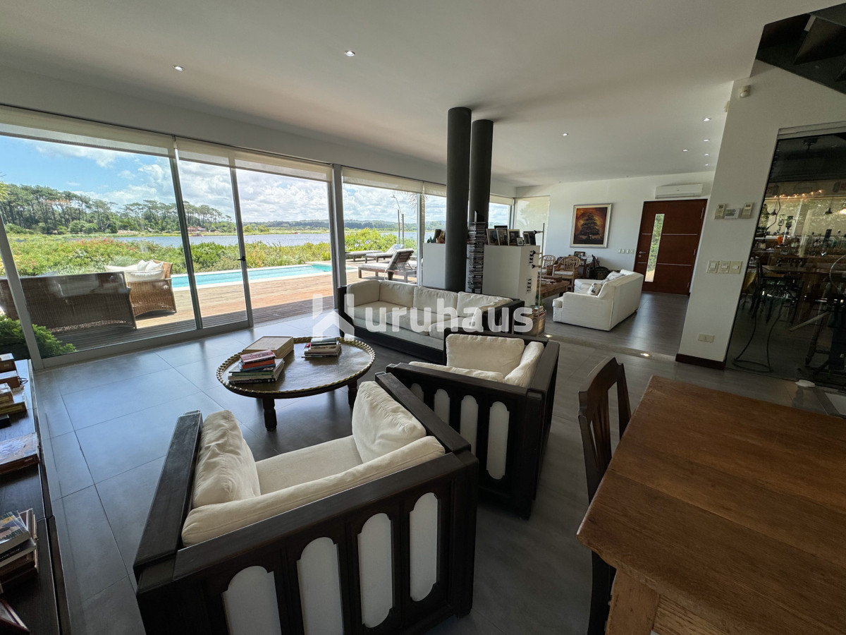 Casa en venta con 4 dormitorios frente a Laguna del Diario, Punta del Este, Maldonado - GoPunta - Portal Inmobiliario de Punta del Este - Maldonado
