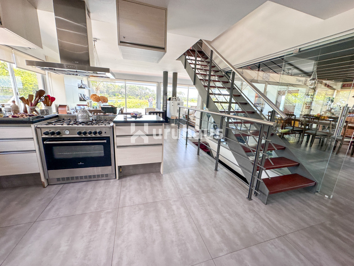Casa en venta con 4 dormitorios frente a Laguna del Diario, Punta del Este, Maldonado - GoPunta - Portal Inmobiliario de Punta del Este - Maldonado