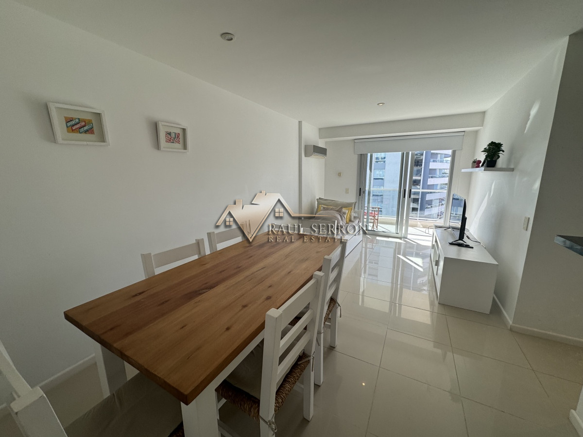 Apartamento de 2 dormitorios 1 baño ubicado en playa brava a metros del mar 