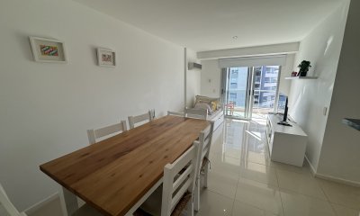 Apartamento de 2 dormitorios 1 baño ubicado en playa brava a metros del mar