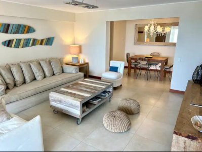 Apartamento en torre primera línea a playa Mansa