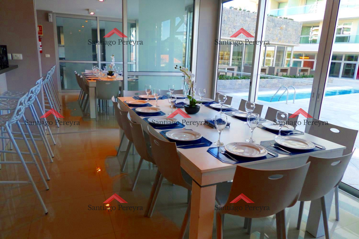 Apartamento ID.13719 - Apartamento en venta 2 dormitorios, excelentes amenities, servicio de playa y balcón con vista al mar