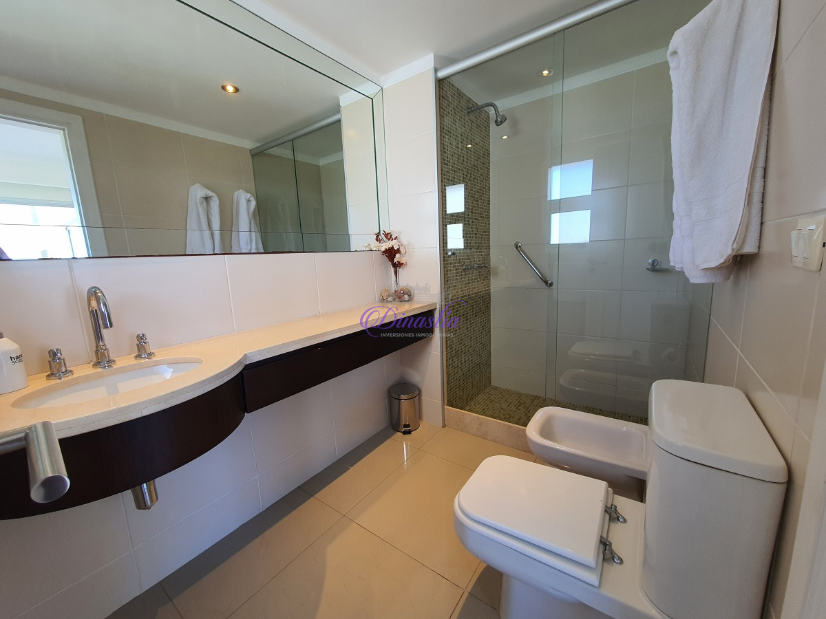Apartamento ID.104 - Alquiler temporario Apartamento de 3 dorm y dep. frente al mar Playa Brava, Punta del Este.