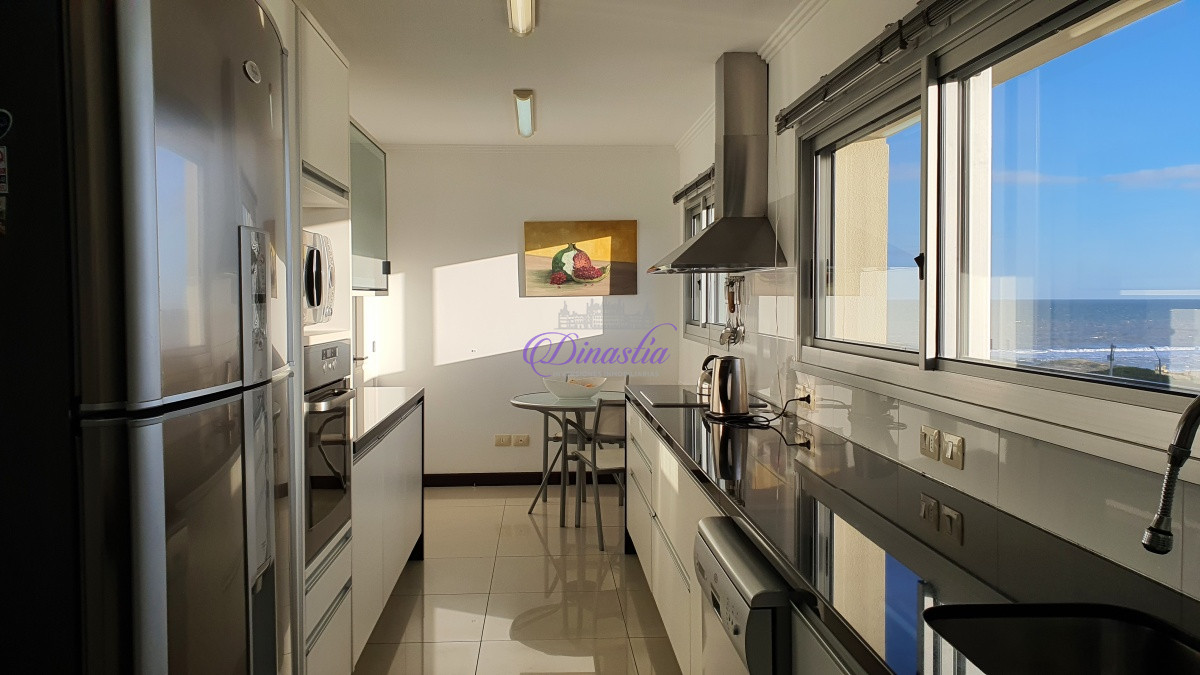 Apartamento ID.104 - Alquiler temporario Apartamento de 3 dorm y dep. frente al mar Playa Brava, Punta del Este.