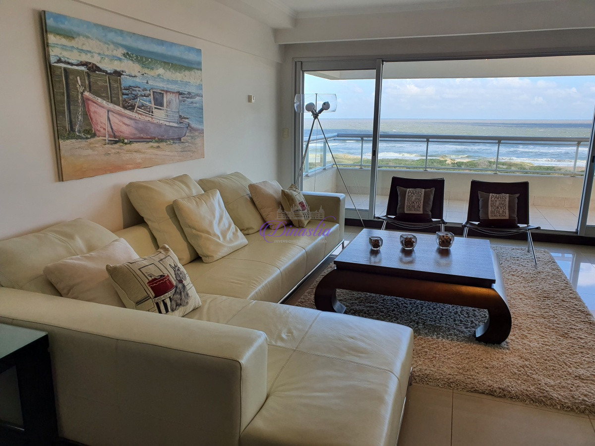 Apartamento ID.104 - Alquiler temporario Apartamento de 3 dorm y dep. frente al mar Playa Brava, Punta del Este.