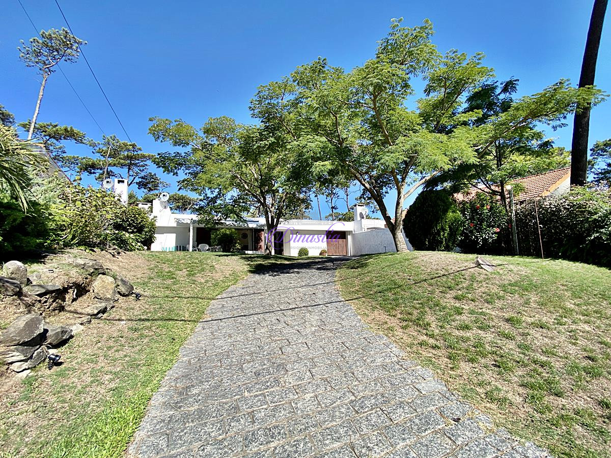 Casa ID.323 - Venta Casa de 3 dormitorios en Pinares, Punta del Este 