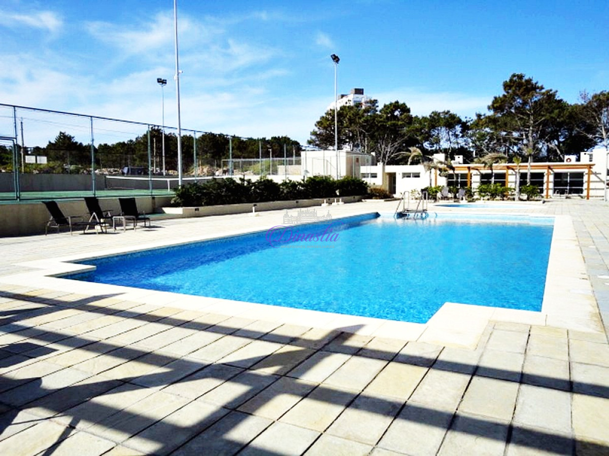 Apartamento ID.104 - Alquiler temporario Apartamento de 3 dorm y dep. frente al mar Playa Brava, Punta del Este.