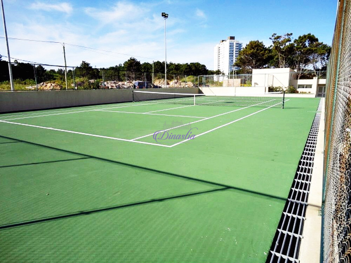 Apartamento ID.104 - Alquiler temporario Apartamento de 3 dorm y dep. frente al mar Playa Brava, Punta del Este.