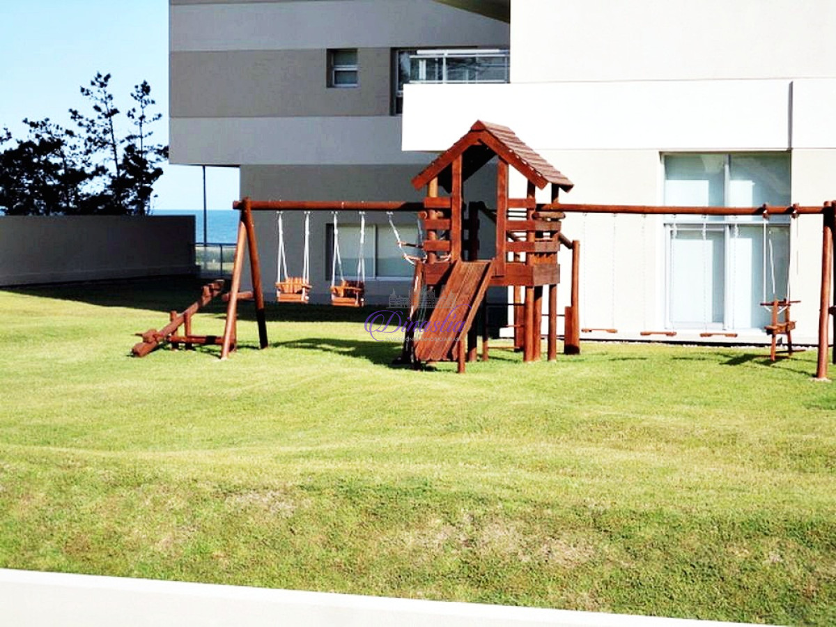 Apartamento ID.104 - Alquiler temporario Apartamento de 3 dorm y dep. frente al mar Playa Brava, Punta del Este.