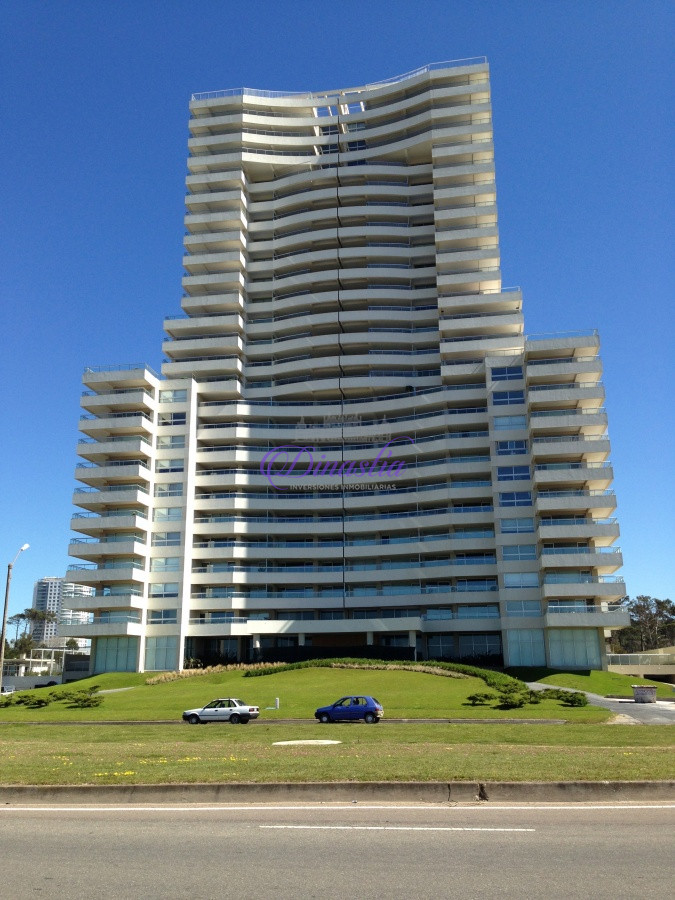 Apartamento ID.104 - Alquiler temporario Apartamento de 3 dorm y dep. frente al mar Playa Brava, Punta del Este.