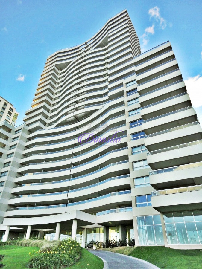 Apartamento ID.104 - Alquiler temporario Apartamento de 3 dorm y dep. frente al mar Playa Brava, Punta del Este.