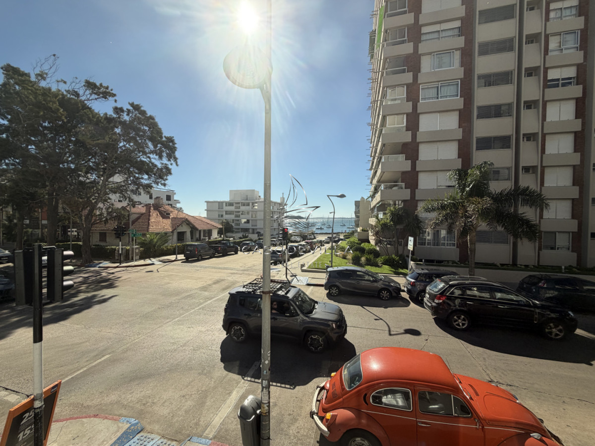 Local Comercial ID.1056 - Local en alquiler anual en calle 20 Fashion Road Punta del Este